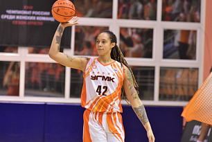 Alba Torren's assist and UMMC post Brittney Griner's slam dunk in the game against Sparta&K Vidnoje