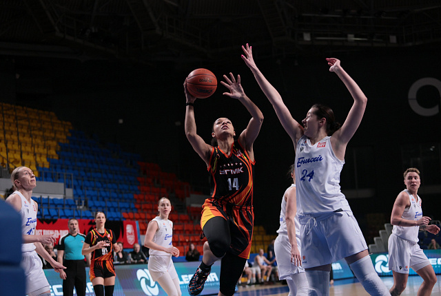 UMMC advance to the finals with a 3–0 sweep 