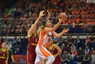 UMMC defeated Nadezhda six times in the season 