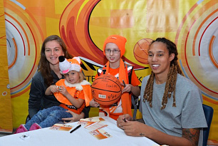 BC UMMC autograph signing session held in Ekaterinburg